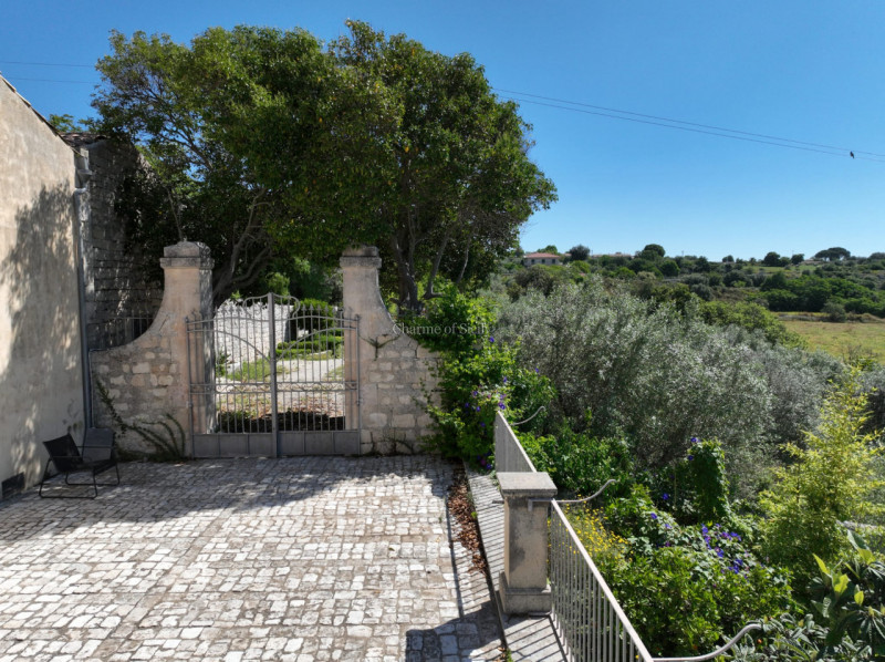 Immagine 20 di Casa indipendente in vendita  in Strada Provinciale 27 a Modica