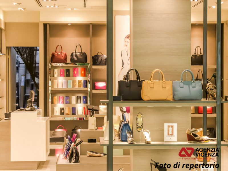 Immagine 5 di Negozio in vendita  in Viale della pace a Vicenza