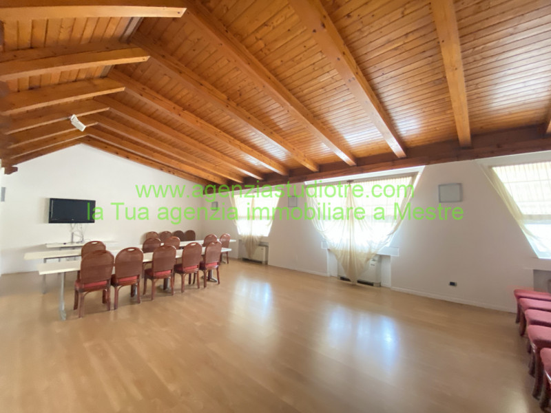 Immagine 4 di Hotel in vendita  in via Adige a Quarto D'altino