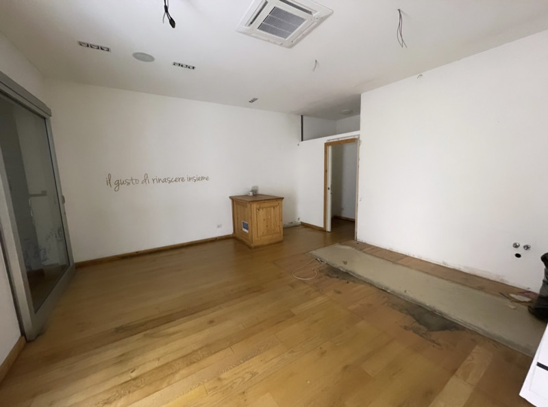 Immagine 2 di Negozio in vendita  in PIAZZA EREMITANI - RIVIERA DEI PONTI ROMANI RIF 4597 a Padova