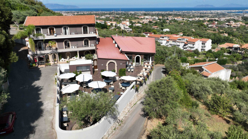 Immagine 1 di Hotel in vendita  in via fausto coppi a Pace Del Mela