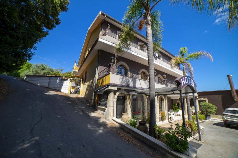 Immagine 5 di Hotel in vendita  in via fausto coppi a Pace Del Mela