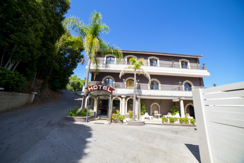 Immagine 6 di Hotel in vendita  in via fausto coppi a Pace Del Mela