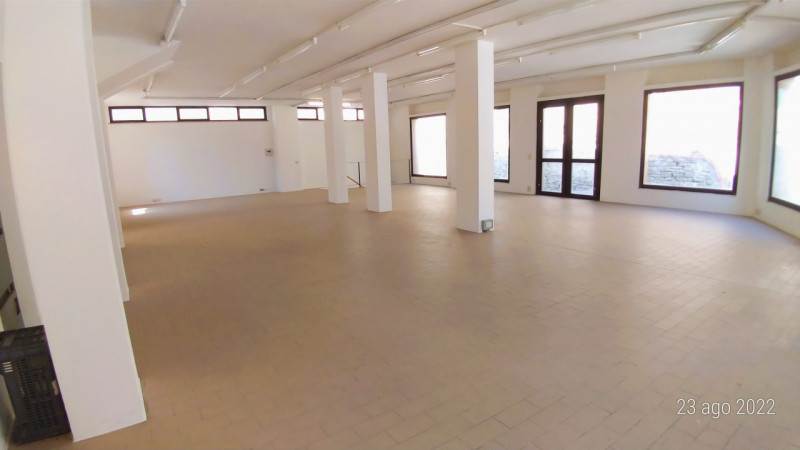 Immagine 4 di Negozio in vendita  in via Ritorta a Tuoro Sul Trasimeno