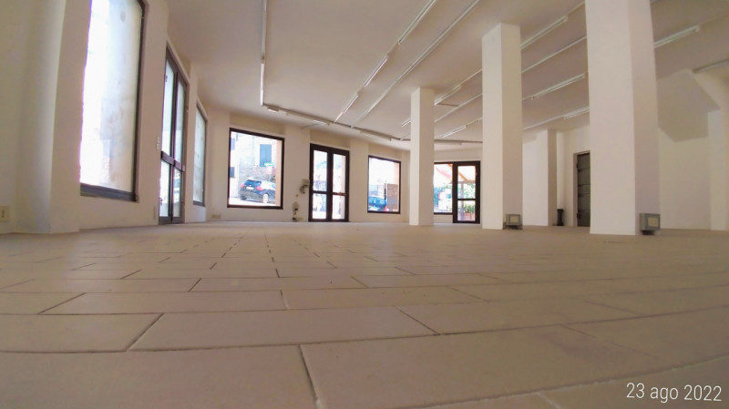 Immagine 6 di Negozio in vendita  in via Ritorta a Tuoro Sul Trasimeno