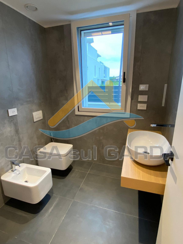 Immagine 3 di Appartamento in vendita  in Via Bell'Italia a Peschiera Del Garda