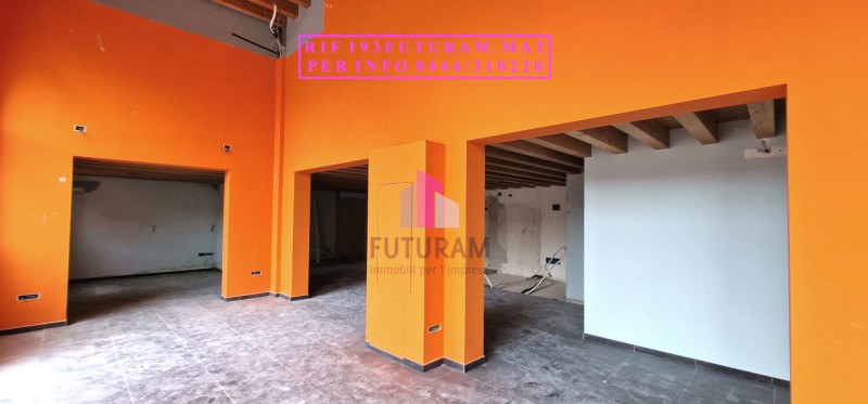 Immagine 1 di Negozio in vendita  in Piazza dei signori a Padova