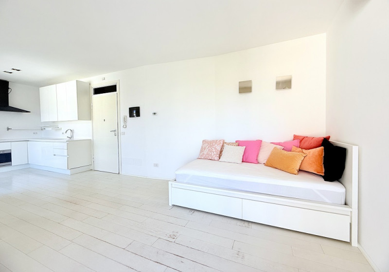 Immagine 5 di Appartamento in vendita  in viale Carbonia a Riccione