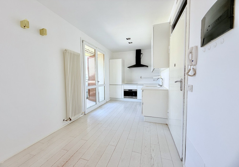 Immagine 6 di Appartamento in vendita  in viale Carbonia a Riccione