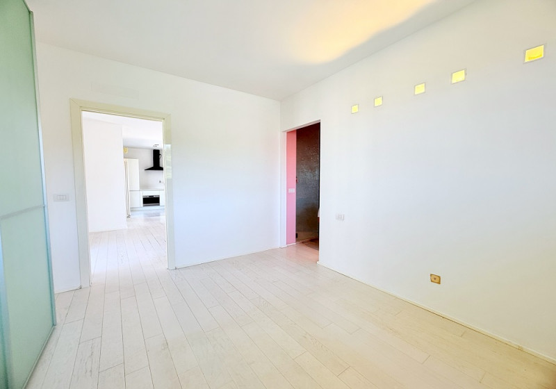 Immagine 11 di Appartamento in vendita  in viale Carbonia a Riccione