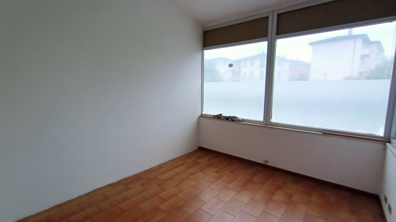 Immagine 3 di Negozio in vendita  a San Giovanni Valdarno