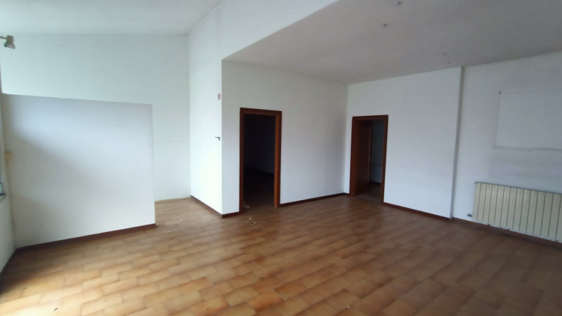 Immagine 6 di Negozio in vendita  a San Giovanni Valdarno