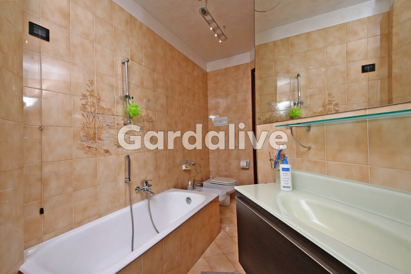 Immagine 10 di Appartamento in vendita  in Via Federico Odorici a Salò