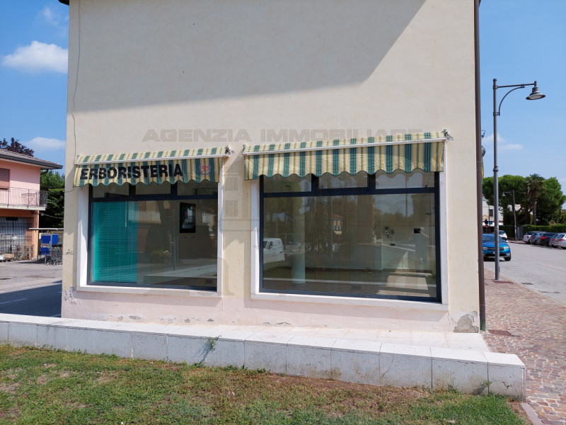 Immagine 2 di Negozio in affitto  in VIA PADRE BERNARDO LONGO, 26 a Curtarolo