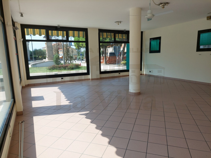 Immagine 4 di Negozio in affitto  in VIA PADRE BERNARDO LONGO, 26 a Curtarolo