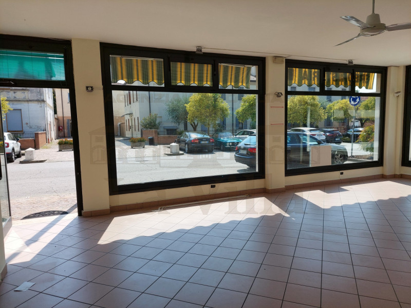 Immagine 5 di Negozio in affitto  in VIA PADRE BERNARDO LONGO, 26 a Curtarolo