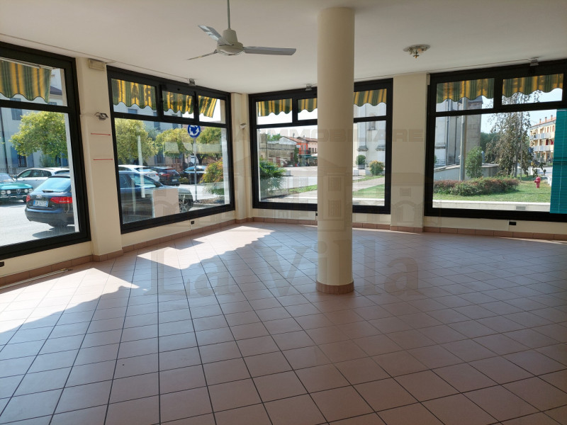 Immagine 6 di Negozio in affitto  in VIA PADRE BERNARDO LONGO, 26 a Curtarolo