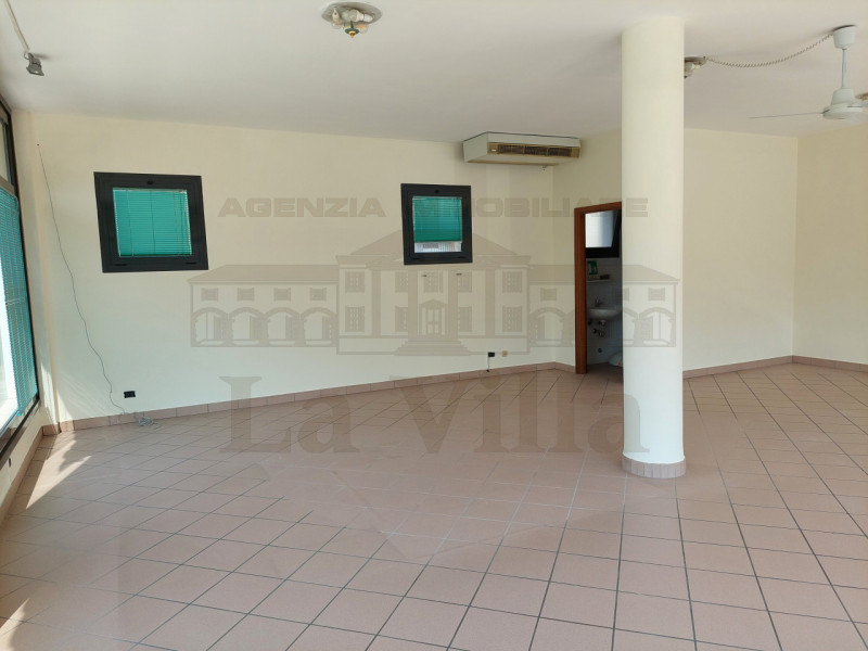 Immagine 9 di Negozio in affitto  in VIA PADRE BERNARDO LONGO, 26 a Curtarolo