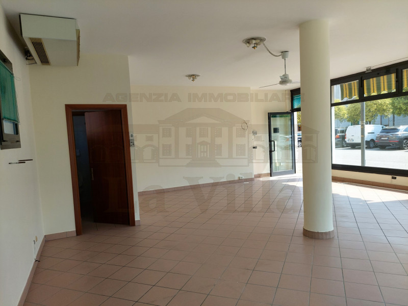 Immagine 10 di Negozio in affitto  in VIA PADRE BERNARDO LONGO, 26 a Curtarolo