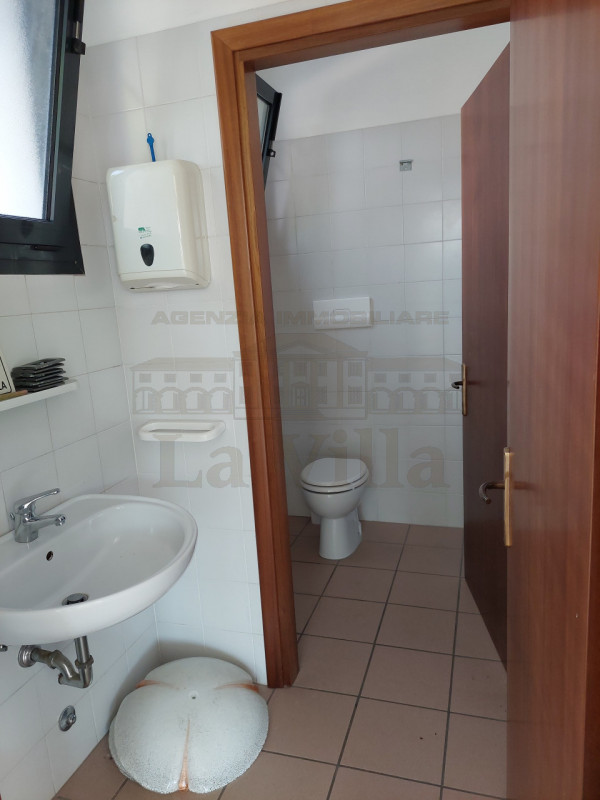 Immagine 11 di Negozio in affitto  in VIA PADRE BERNARDO LONGO, 26 a Curtarolo