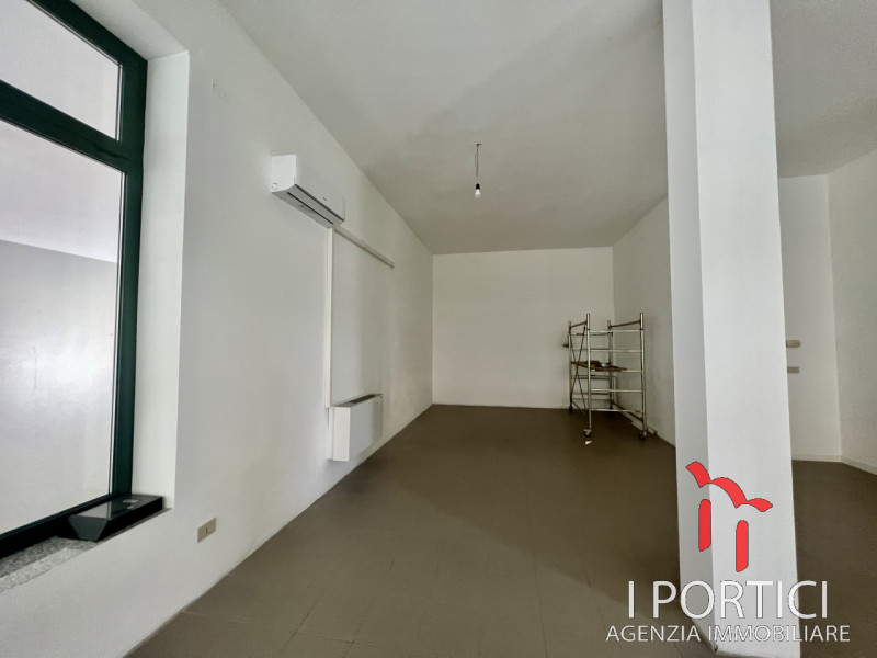 Immagine 2 di Negozio in vendita  in via Veneto a Martellago