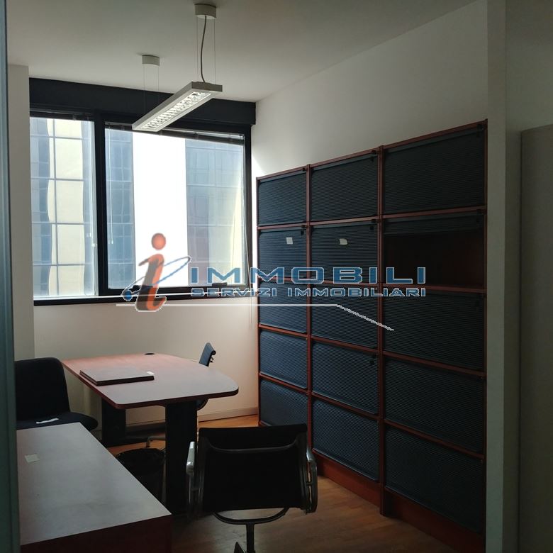 Immagine 3 di Attività commerciale in affitto  in VIA CANTORE GEN. a Sesto San Giovanni