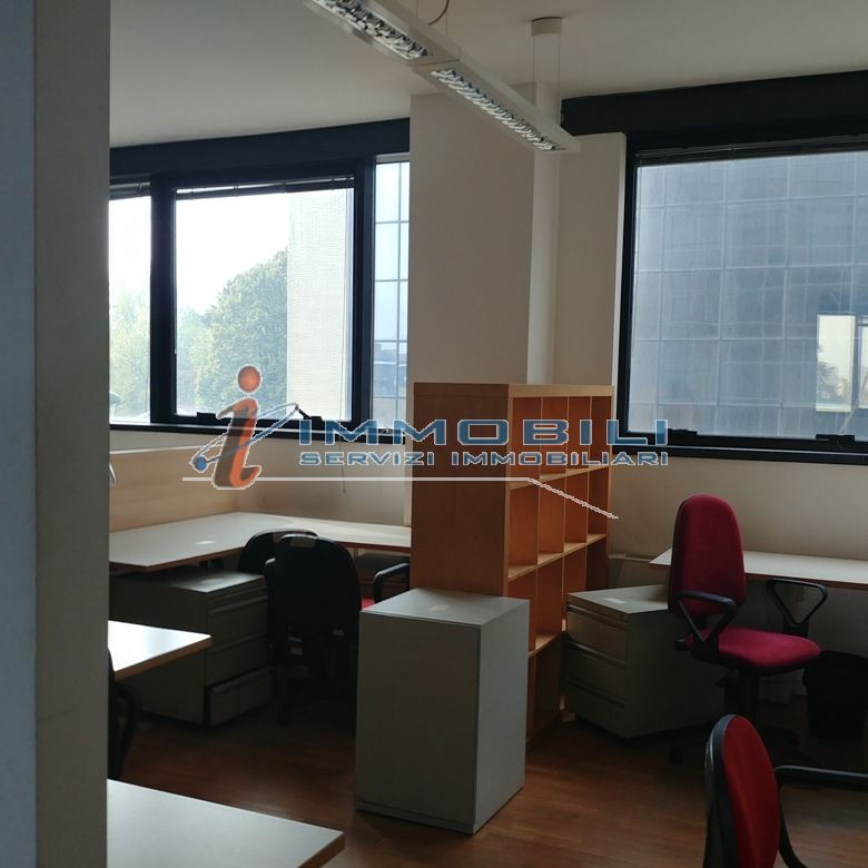 Immagine 16 di Attività commerciale in affitto  in VIA CANTORE GEN. a Sesto San Giovanni