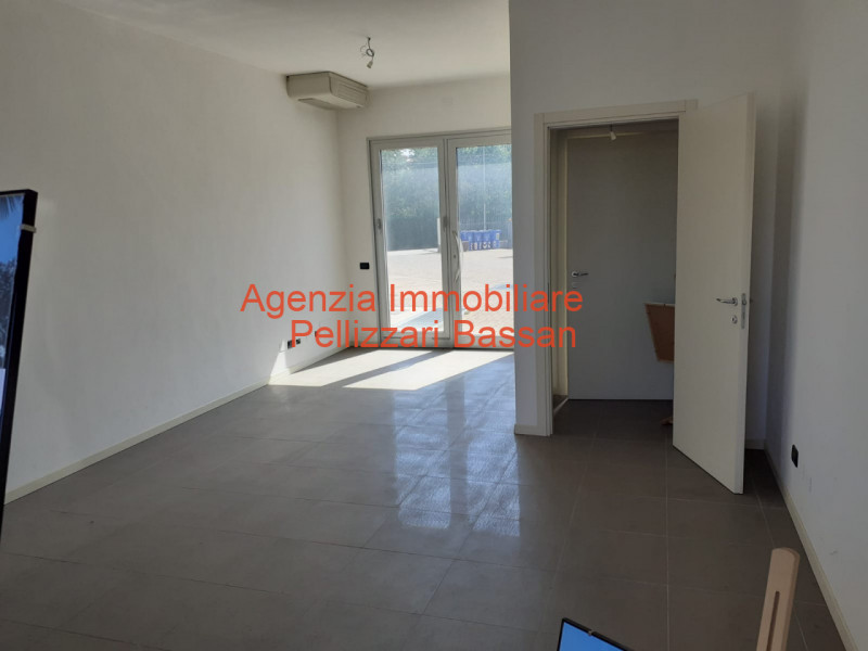 Immagine 2 di Negozio in vendita  a Povegliano