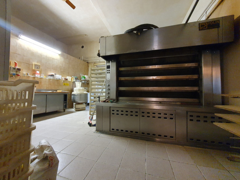 Immagine 1 di Negozio in vendita  in VIA FABBRONI a Firenze