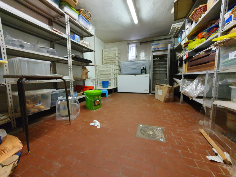 Immagine 2 di Negozio in vendita  in VIA FABBRONI a Firenze