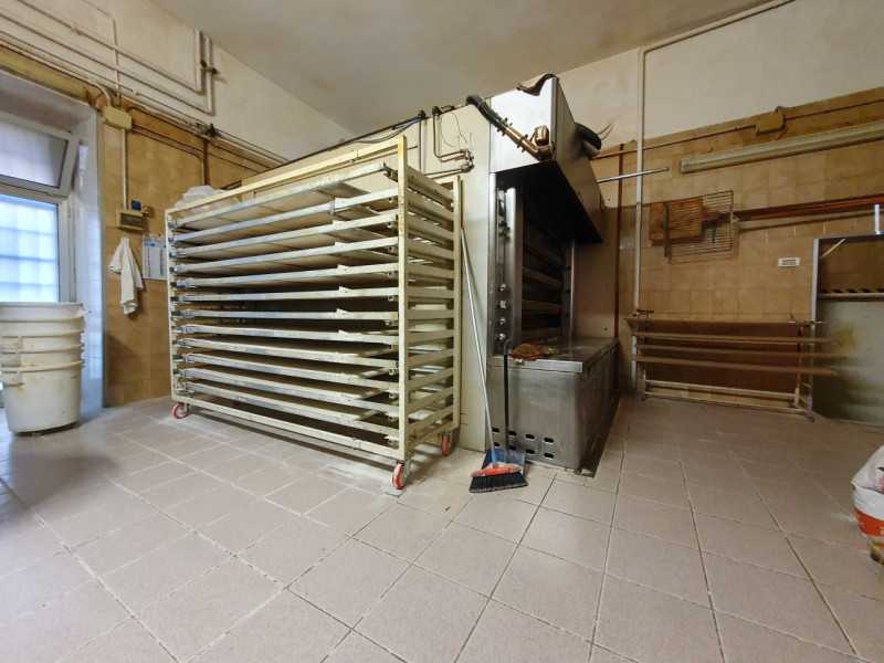 Immagine 3 di Negozio in vendita  in VIA FABBRONI a Firenze