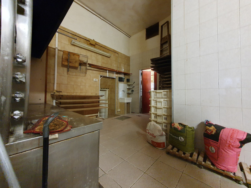 Immagine 7 di Negozio in vendita  in VIA FABBRONI a Firenze