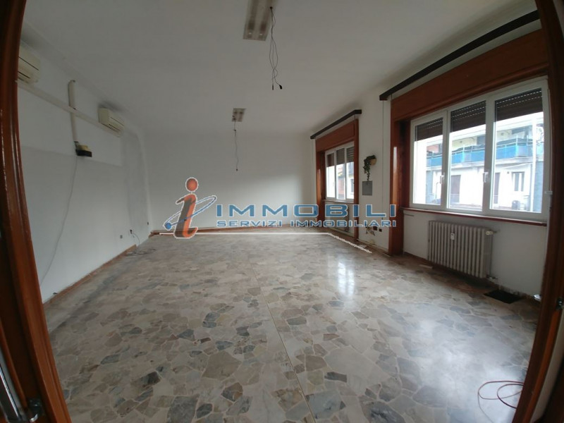 Immagine 2 di Ufficio in affitto  in VIA GALLARATE a Milano