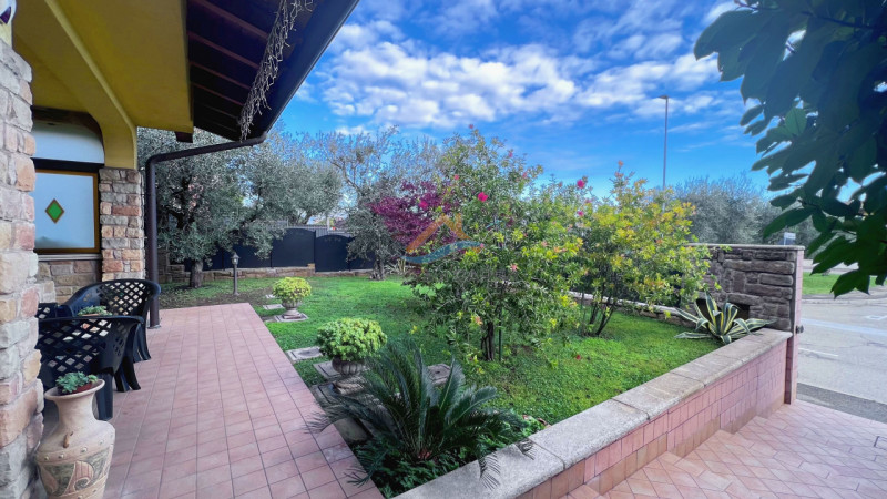 Immagine 3 di Villetta a schiera in vendita  in Via Grezze a Desenzano Del Garda