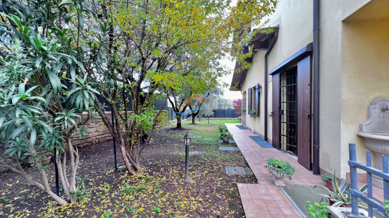 Immagine 4 di Villetta a schiera in vendita  in Via Grezze a Desenzano Del Garda