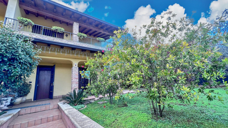 Immagine 5 di Villetta a schiera in vendita  in Via Grezze a Desenzano Del Garda