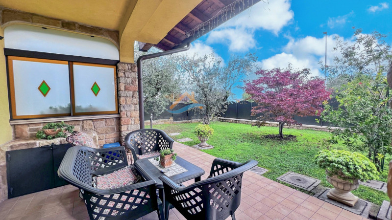 Immagine 6 di Villetta a schiera in vendita  in Via Grezze a Desenzano Del Garda