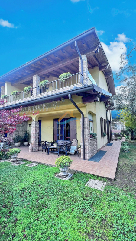 Immagine 7 di Villetta a schiera in vendita  in Via Grezze a Desenzano Del Garda