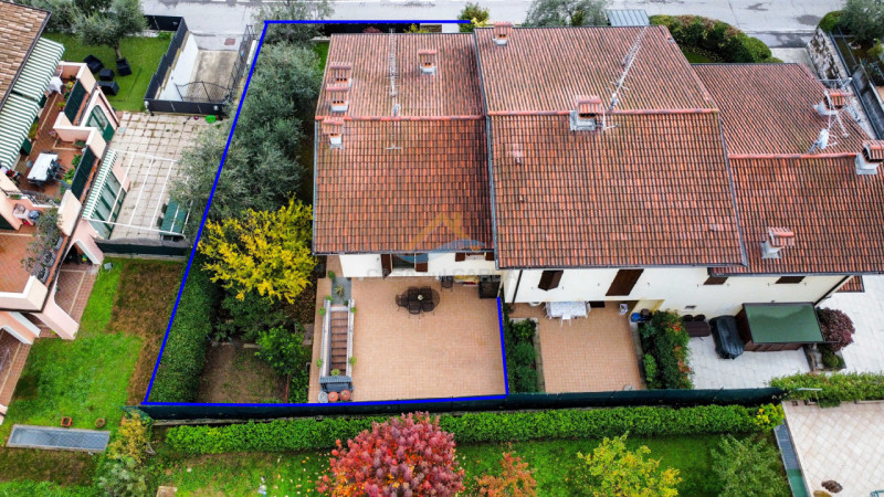 Immagine 25 di Villetta a schiera in vendita  in Via Grezze a Desenzano Del Garda