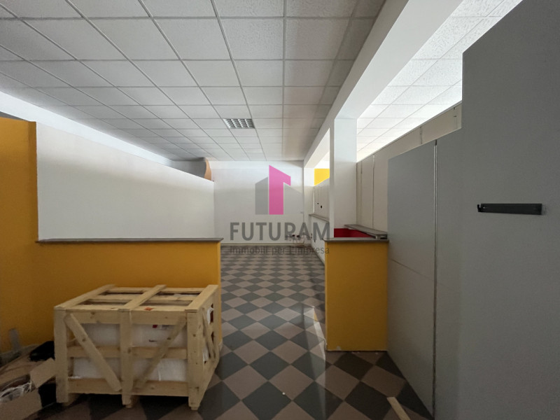 Immagine 9 di Negozio in affitto  in via del santo a Limena