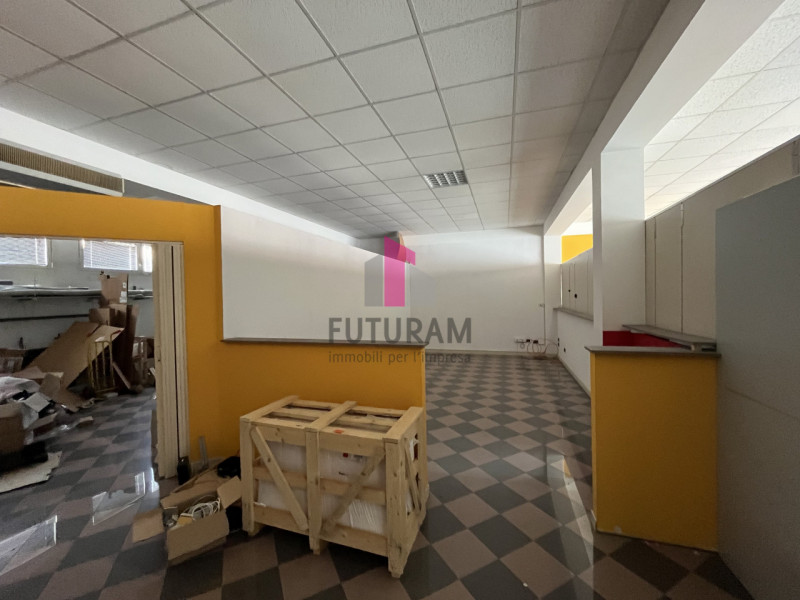 Immagine 10 di Negozio in affitto  in via del santo a Limena