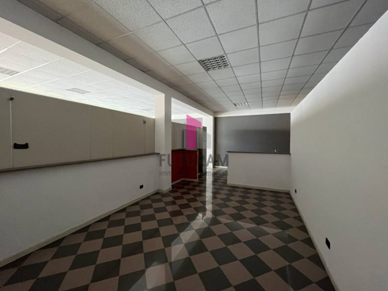 Immagine 14 di Negozio in affitto  in via del santo a Limena