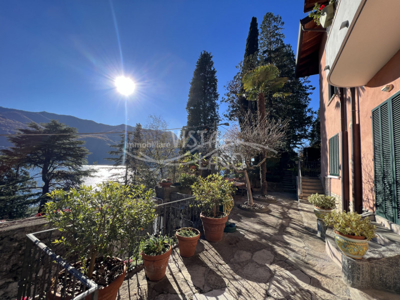 Immagine 2 di Villa in vendita  a Carate Urio