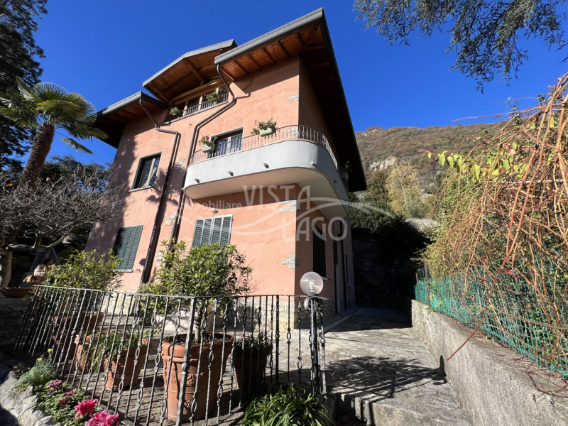 Immagine 3 di Villa in vendita  a Carate Urio