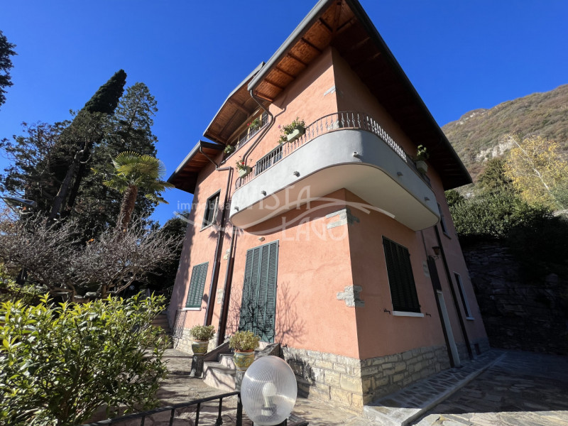 Immagine 5 di Villa in vendita  a Carate Urio