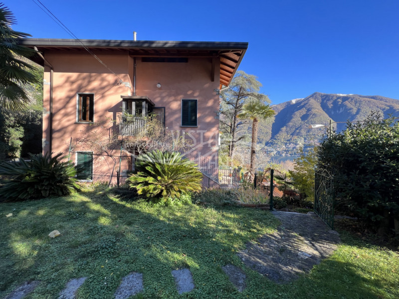 Immagine 8 di Villa in vendita  a Carate Urio