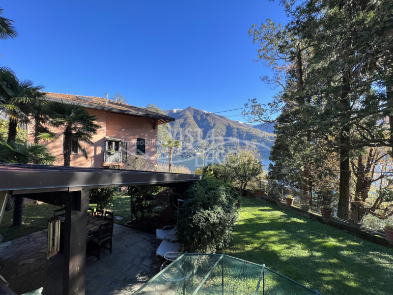 Immagine 10 di Villa in vendita  a Carate Urio