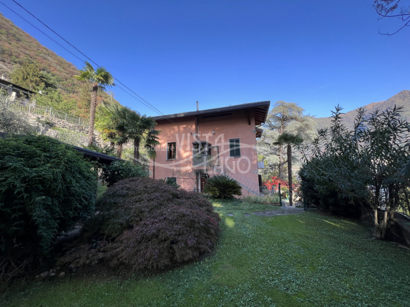 Immagine 11 di Villa in vendita  a Carate Urio