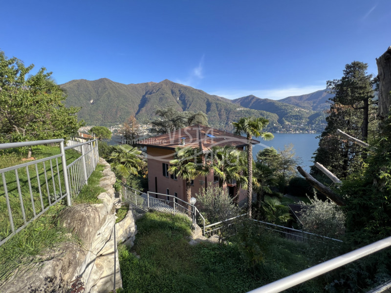 Immagine 12 di Villa in vendita  a Carate Urio