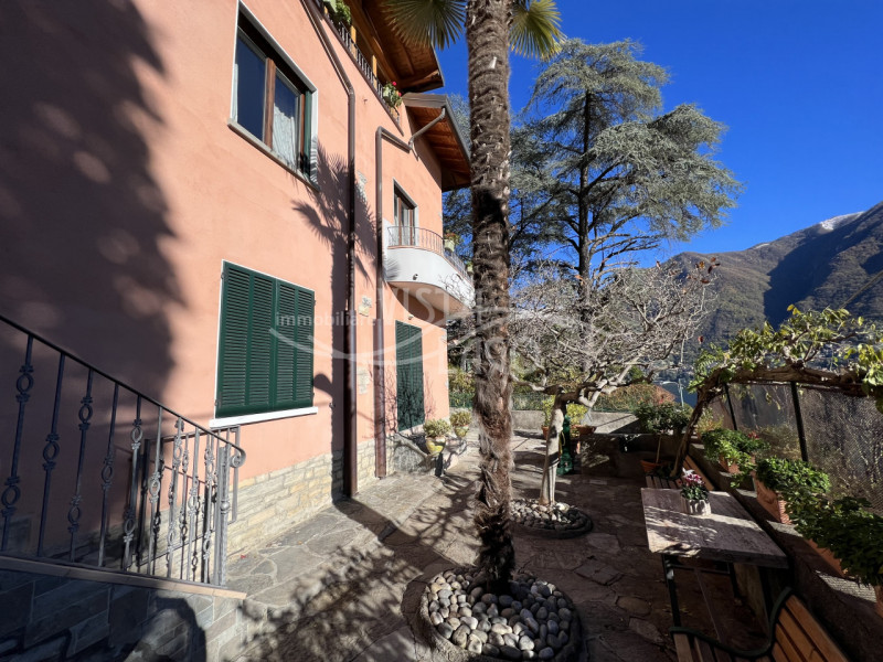 Immagine 13 di Villa in vendita  a Carate Urio